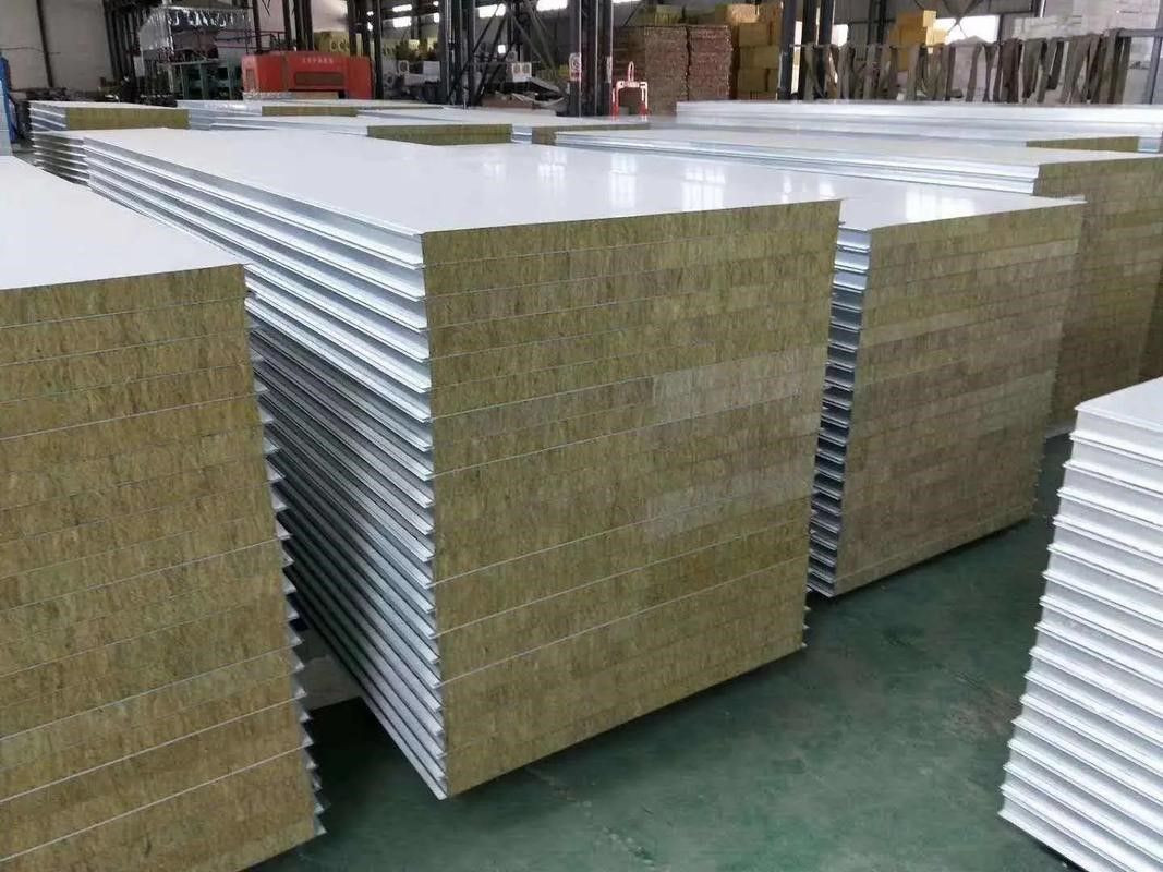 Mechanism color steel sandwich panel